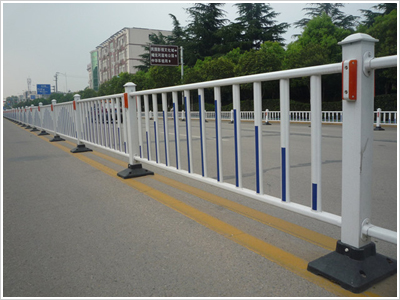 道路<a href='http://yunjingkun.com' target='_blank'><u>隔離欄</u></a>