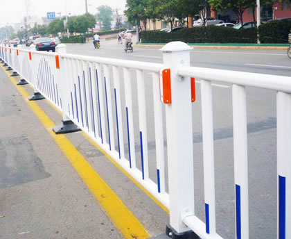 <a href='http://yunjingkun.com' target='_blank'><u>道路隔離</u></a>欄